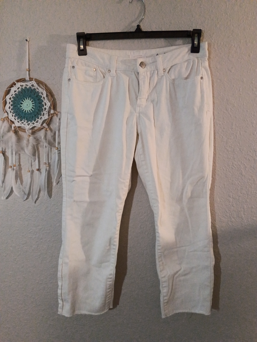 Women's White Skinny-Leg Capris - Classic Everyday Style